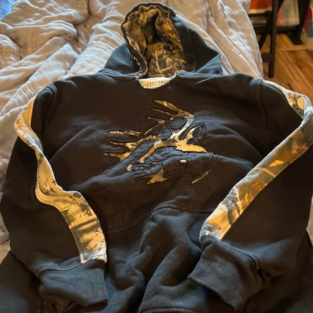 Boys size 6/8 legendary white tails sweatshirt